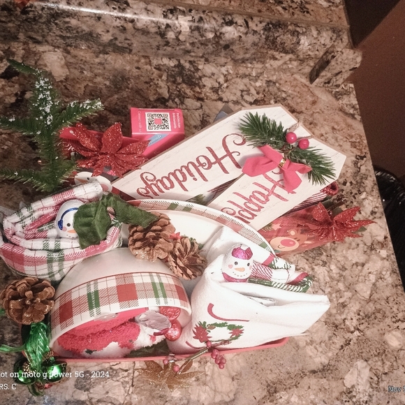 Home for the holidays festive custom gift basket - Picture 4 of 5
